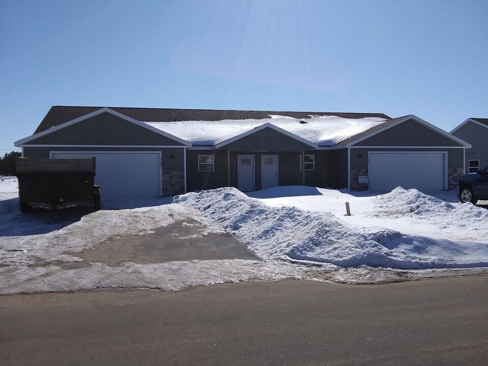 3127 Barrington Pl in Plover, WI - Building Photo