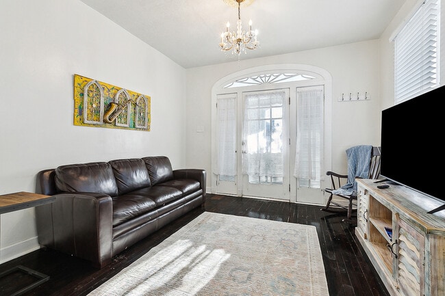 819 Olga St, Unit Mid City 2Bed 2Bath in New Orleans, LA - Foto de edificio - Building Photo