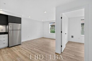 5635 NE Glisan St in Portland, OR - Building Photo