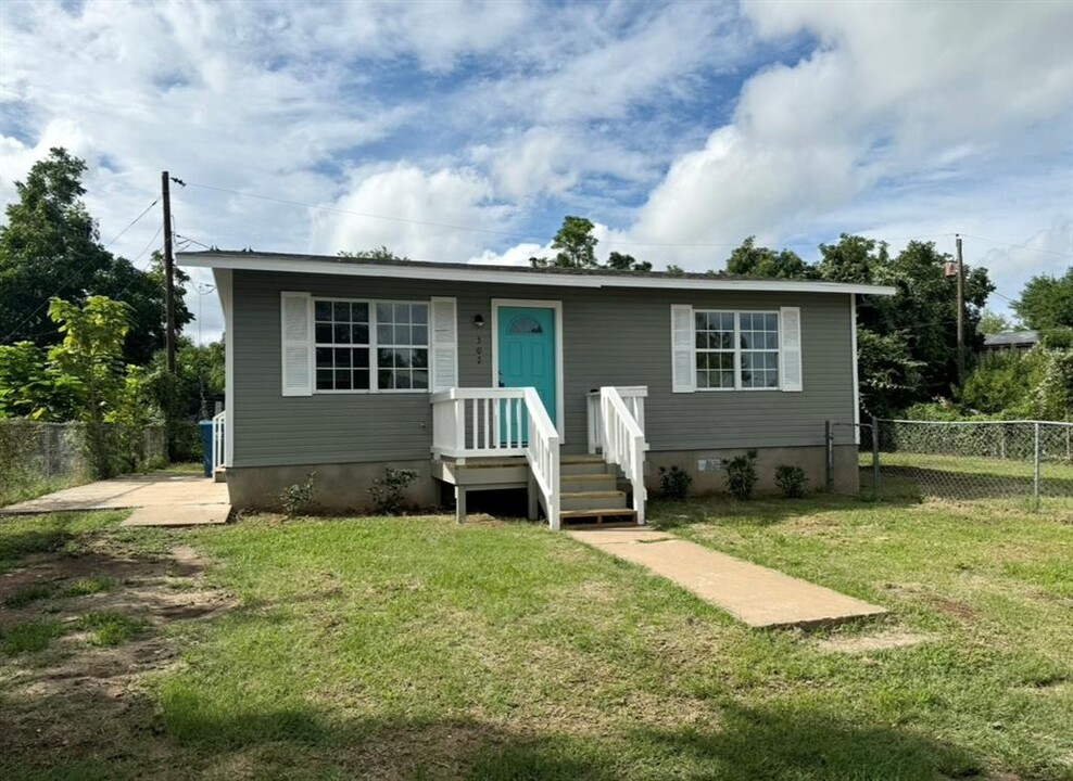 502 Stabeno Dr in Elgin, TX - Foto de edificio