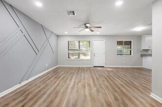 9806 Thrush St in La Porte, TX - Foto de edificio - Building Photo