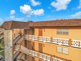 5011 W Oakland Park Blvd in Lauderdale Lakes, FL - Building Photo