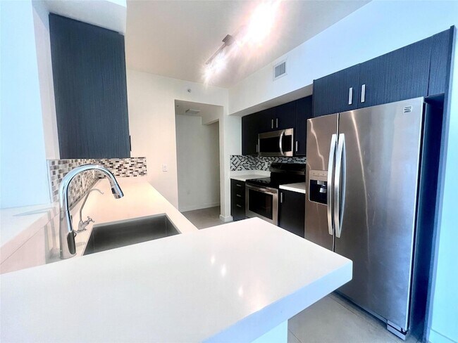 729 NW 2nd St, Unit 512 in Miami, FL - Building Photo - Building Photo