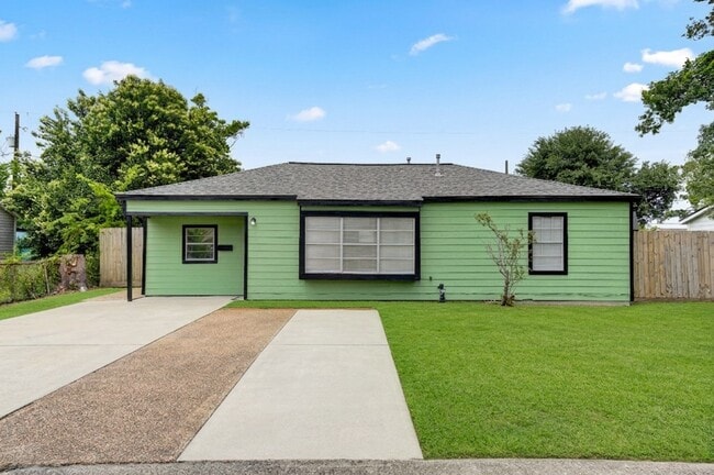 2205 Kingsdale Dr