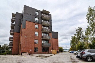 1555 Birchmount Rd in Toronto, ON - Building Photo - Building Photo