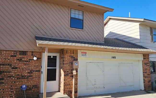 8300 NW 10th St in Oklahoma City, OK - Foto de edificio - Building Photo