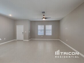 745 Honeyrock St in Debary, FL - Foto de edificio - Building Photo