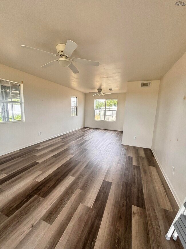 2293 TX-79 in Wichita Falls, TX - Foto de edificio - Building Photo