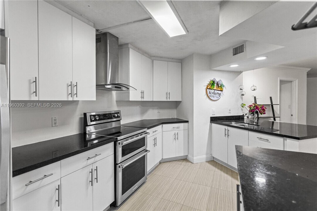 10401 W Broward Blvd in Plantation, FL - Building Photo