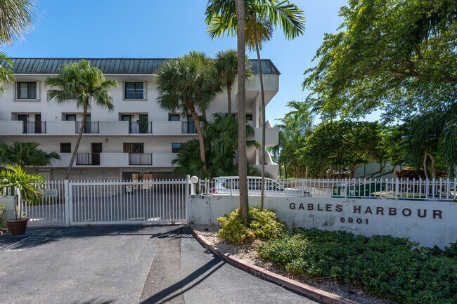 Gables Harbour in Coral Gables, FL - Building Photo - Building Photo