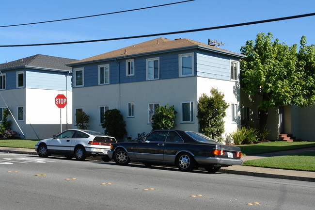 1050 Magnolia Ave in Millbrae, CA - Building Photo - Building Photo