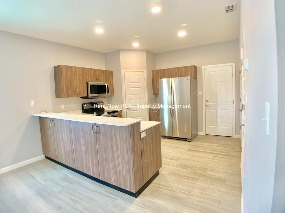 3805 Tinsley Ave, Unit 3 in Edinburg, TX - Foto de edificio