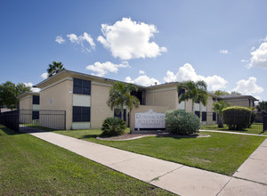 Robin Hood Apartments in Harlingen, TX - Building Photo - Building Photo