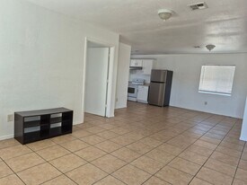 2504 E Mobile Ln in Phoenix, AZ - Building Photo