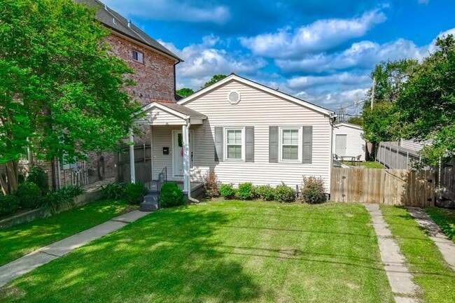 704 Metairie Lawn Dr in Metairie, LA - Building Photo - Building Photo