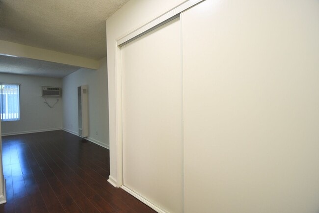 7350 Kester Ave in Los Angeles, CA - Building Photo - Building Photo