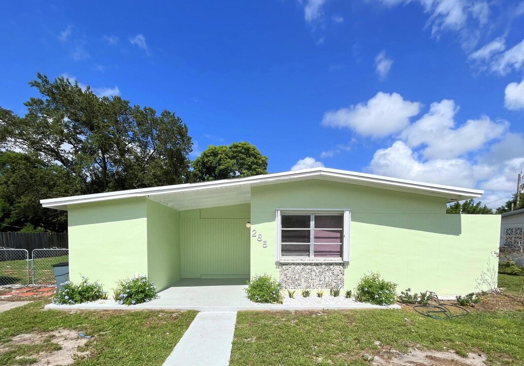 285 SE Abeto Ln in Port St. Lucie, FL - Building Photo