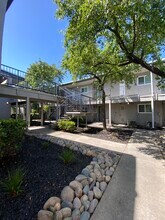 Oakpoint Apartments in Carmichael, CA - Foto de edificio - Building Photo