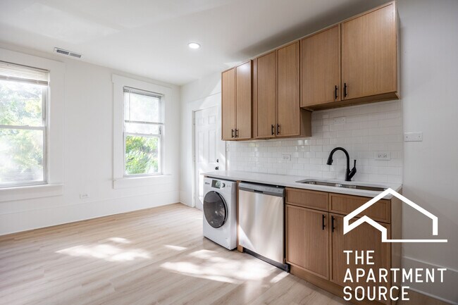 2301 N Leavitt St, Unit 2CH in Chicago, IL - Building Photo - Building Photo