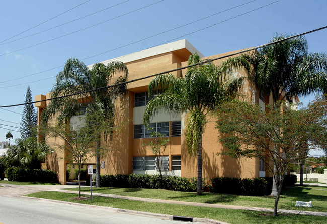 300 Madeira Ave in Coral Gables, FL - Foto de edificio - Building Photo