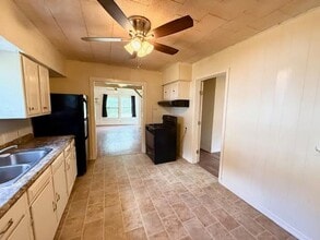 907 N Harrison St in West, TX - Building Photo - Building Photo