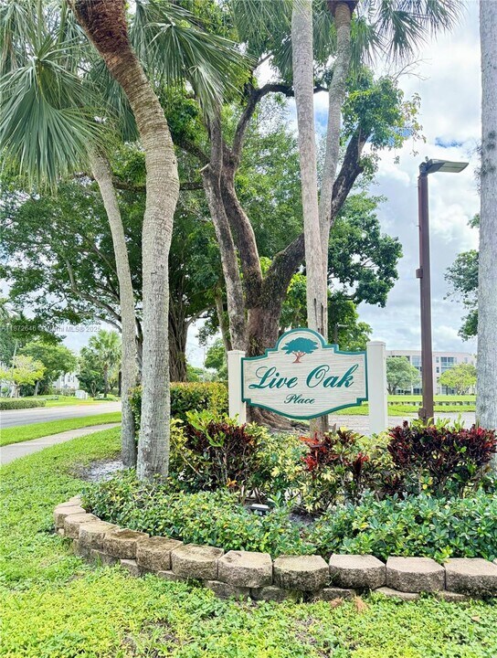 9441 Live Oak Pl in Davie, FL - Building Photo