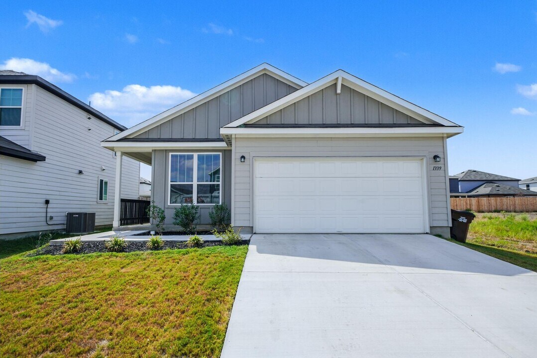 1339 Entrada de Real in Converse, TX - Building Photo