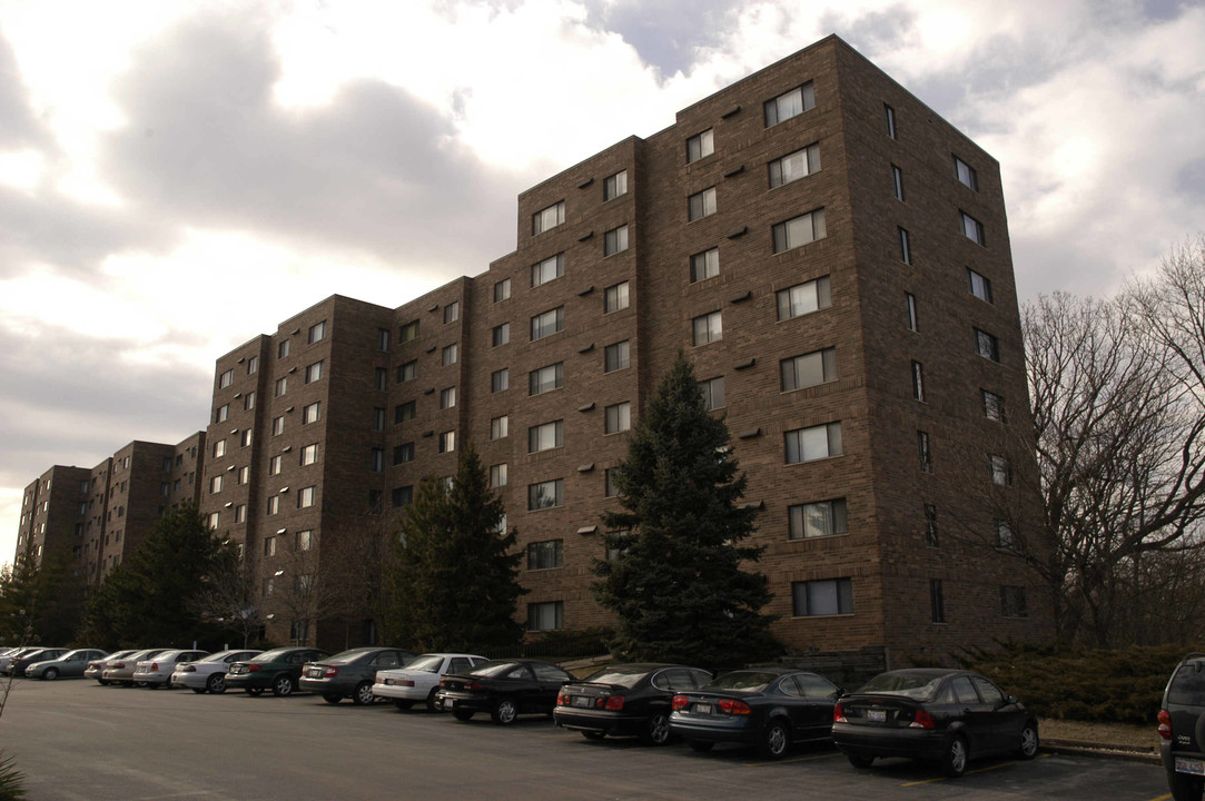 Towers of Edgewater in Tinley Park, IL - Foto de edificio