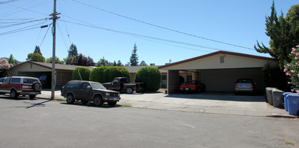 1515 Camden Ct in Santa Rosa, CA - Building Photo - Building Photo