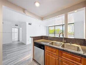911 E Ponce De Leon Blvd in Coral Gables, FL - Building Photo - Building Photo