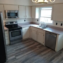 3660 Brookdale Dr N in Brooklyn Park, MN - Building Photo - Building Photo