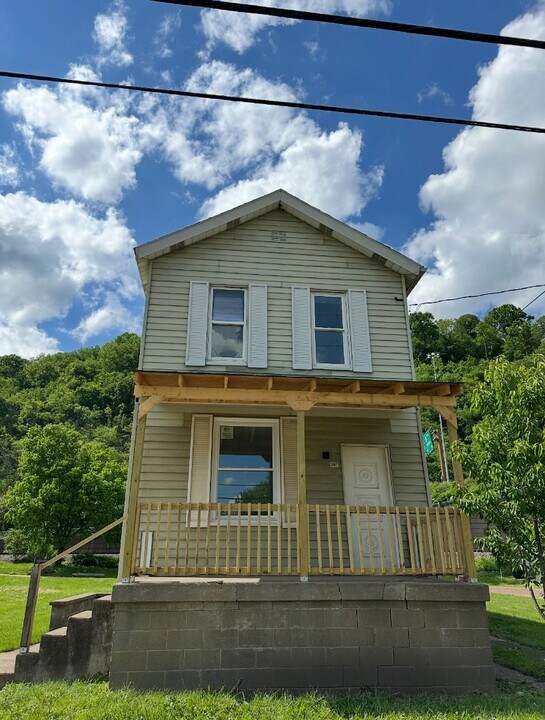 302 1st St in West Elizabeth, PA - Building Photo