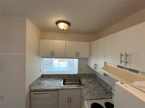 484 NW 165th St in Miami, FL - Building Photo - Building Photo