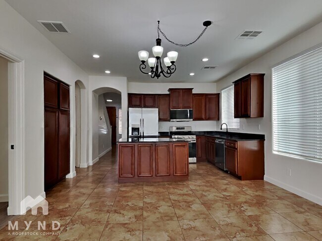 14535 W Port Royale Ln in Surprise, AZ - Foto de edificio - Building Photo