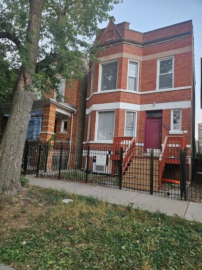 3327 W Evergreen Ave in Chicago, IL - Building Photo - Building Photo