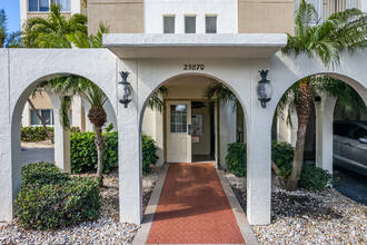 Casa Bonita II in Bonita Springs, FL - Foto de edificio - Building Photo