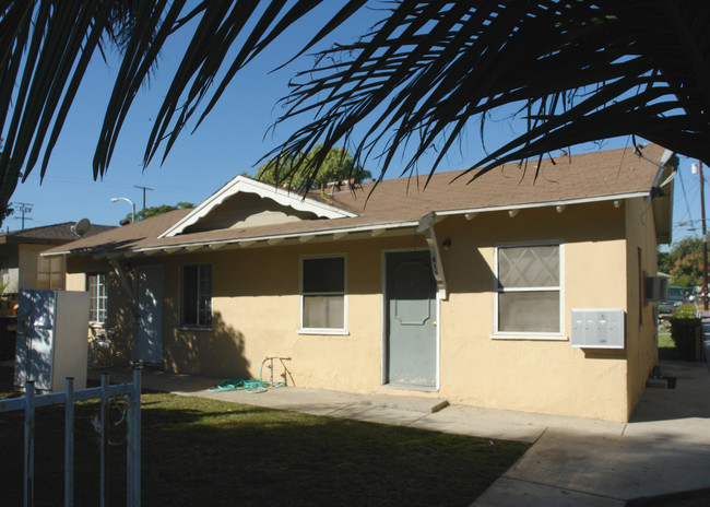 418 S Sheridan St in Corona, CA - Foto de edificio - Building Photo