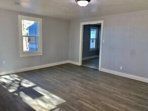 5068 W Mission Ave in Fresno, CA - Building Photo - Building Photo