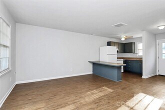 4220 Castleton Rd in Charlotte, NC - Foto de edificio - Building Photo