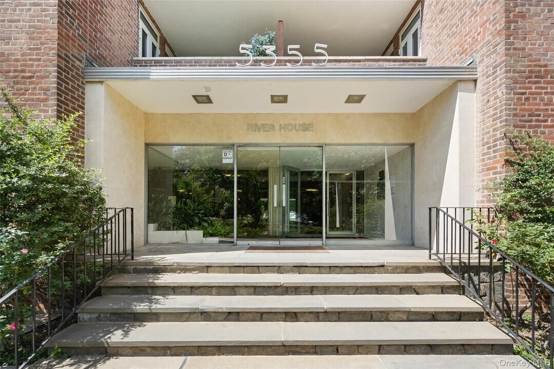 5355 Henry Hudson Pkwy W in Bronx, NY - Building Photo