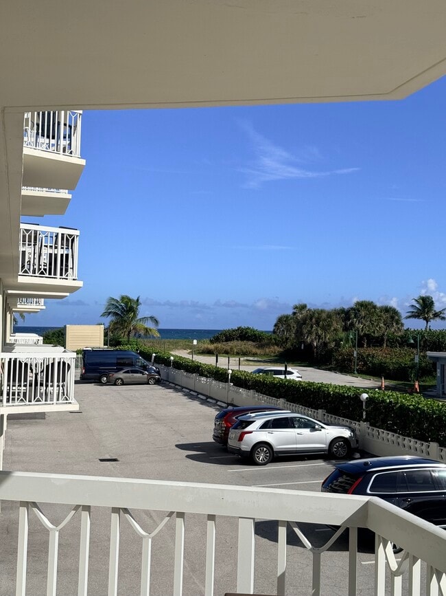 125 Ocean Ave, Unit #204 in Palm Beach Shores, FL - Foto de edificio - Building Photo