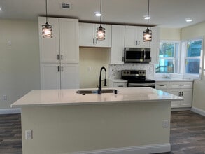 1607 Lansford Ave in Dallas, TX - Foto de edificio - Building Photo