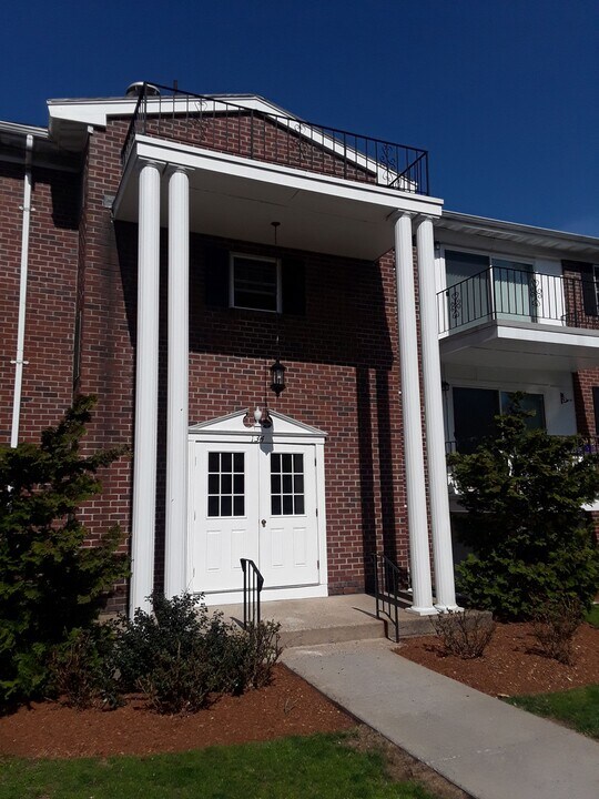 146 Plymouth Dr, Unit 1C in Norwood, MA - Foto de edificio