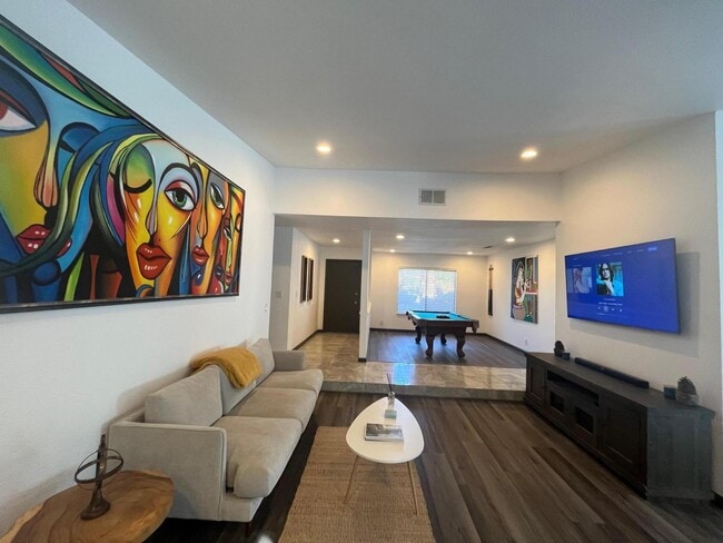 1233 E Via Escuela in Palm Springs, CA - Building Photo - Building Photo