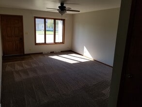 316 N Hyland St in Juneau, WI - Foto de edificio - Building Photo