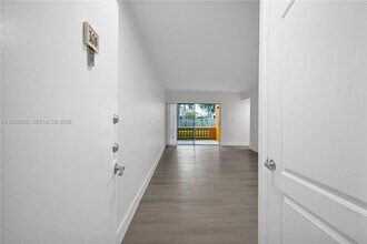 9715 Fontainebleau Blvd in Miami, FL - Building Photo - Building Photo