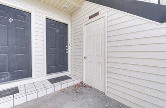 1104 N Main St in Hendersonville, NC - Foto de edificio - Building Photo