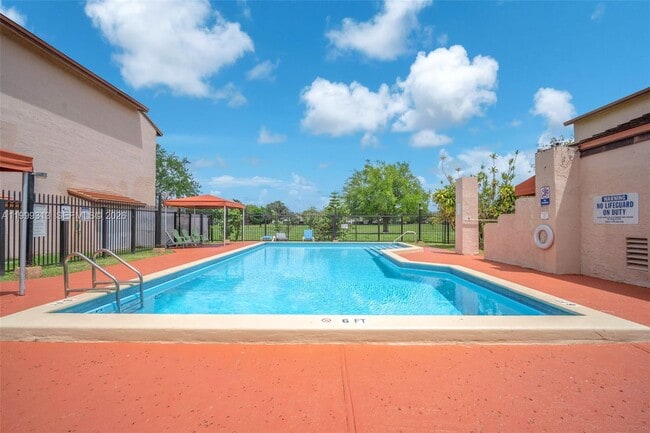 685 W Park Dr in Miami, FL - Building Photo - Building Photo