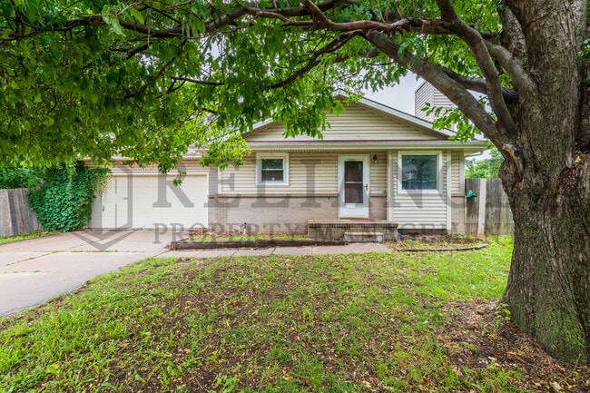 2013 N Parkridge Ct in Wichita, KS - Building Photo - Building Photo