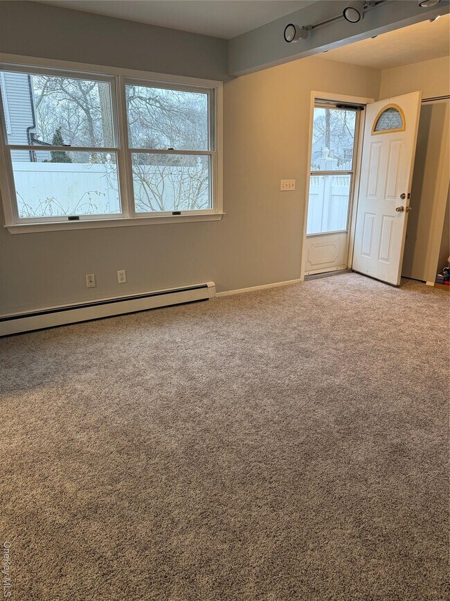 5 Whitney Ln in Coram, NY - Building Photo - Building Photo